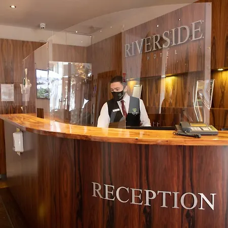 Riverside فندق