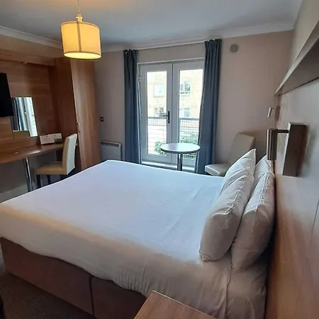 فندق Riverside 3*